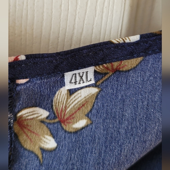 Floral Plus-Size 4x Cap sleeve blouse - Picture 8 of 8